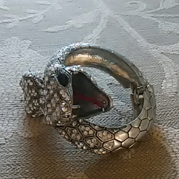 Outstanding statement cuff bracelets - Picture 4 of 4